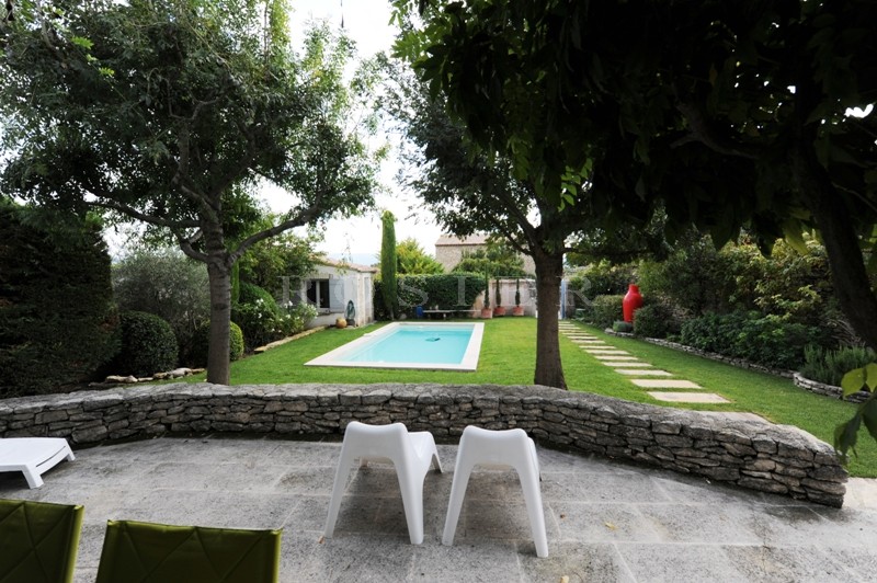 For sale, near the perched villages of Luberon, stone house with garden and swimming pool