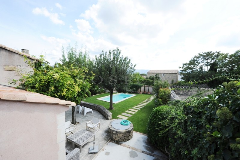 For sale, near the perched villages of Luberon, stone house with garden and swimming pool
