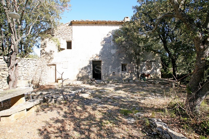 Near Gordes in Luberon, for sale, beautiful sheepfold in stones on 3 hectares of land