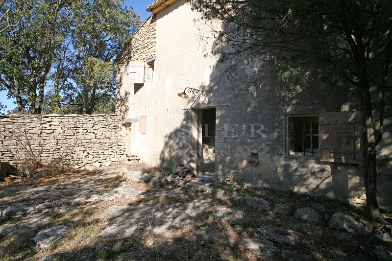 Near Gordes in Luberon, for sale, beautiful sheepfold in stones on 3 hectares of land