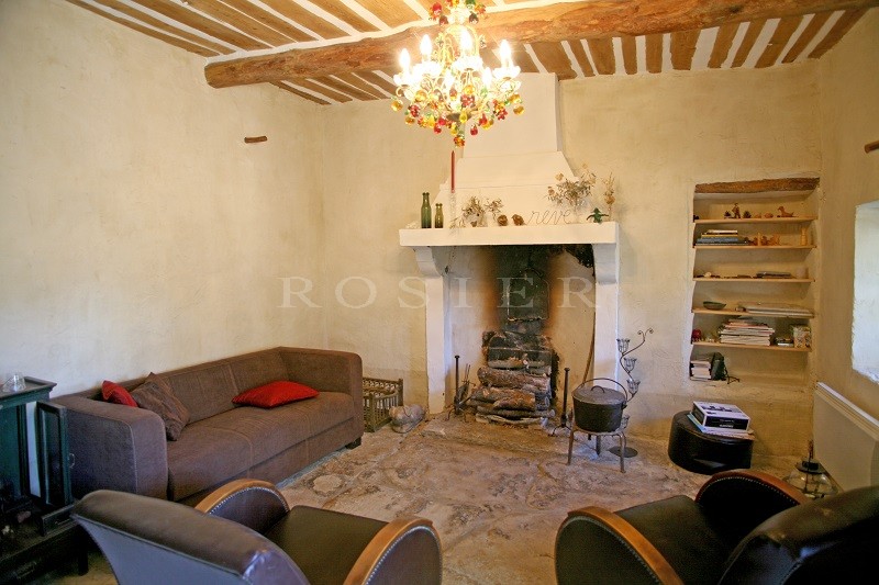 Near Gordes in Luberon, for sale, beautiful sheepfold in stones on 3 hectares of land