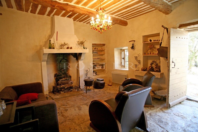 Near Gordes in Luberon, for sale, beautiful sheepfold in stones on 3 hectares of land