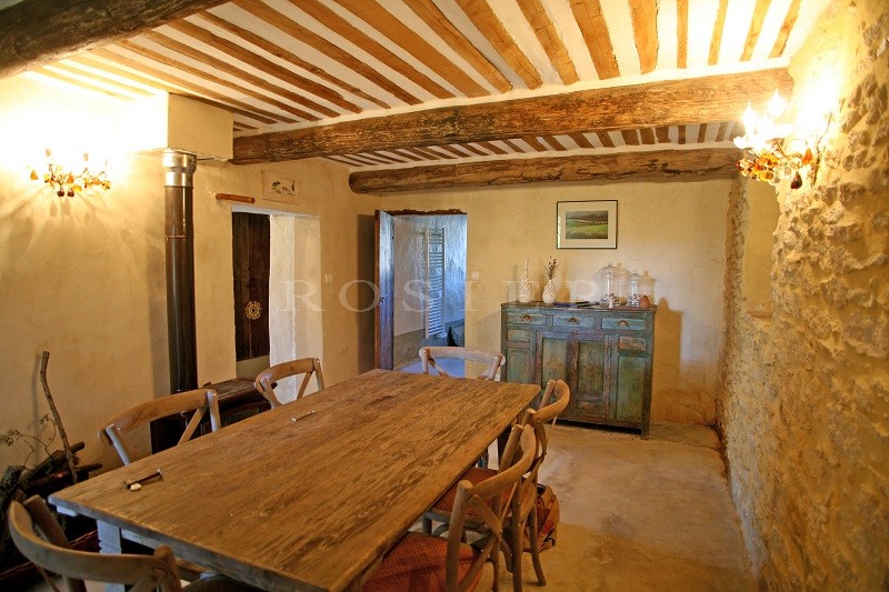 Near Gordes in Luberon, for sale, beautiful sheepfold in stones on 3 hectares of land