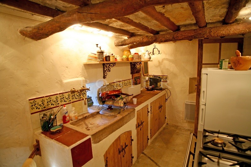 Near Gordes in Luberon, for sale, beautiful sheepfold in stones on 3 hectares of land