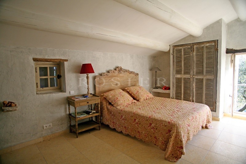 Near Gordes in Luberon, for sale, beautiful sheepfold in stones on 3 hectares of land