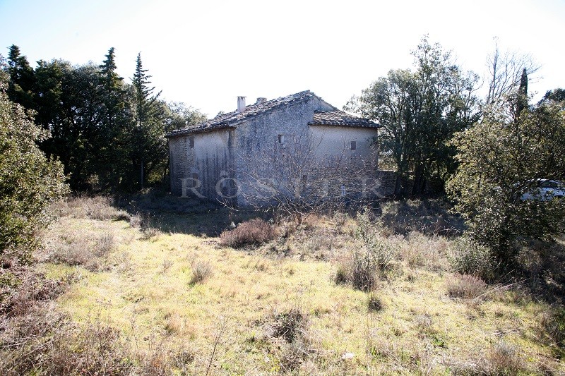 Near Gordes in Luberon, for sale, beautiful sheepfold in stones on 3 hectares of land