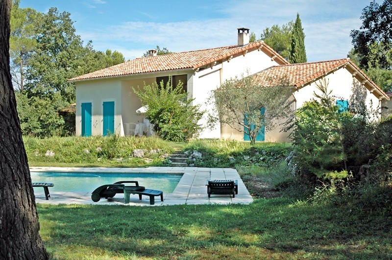 For sale in the Pays des Sorgues, lovely house under the pine trees