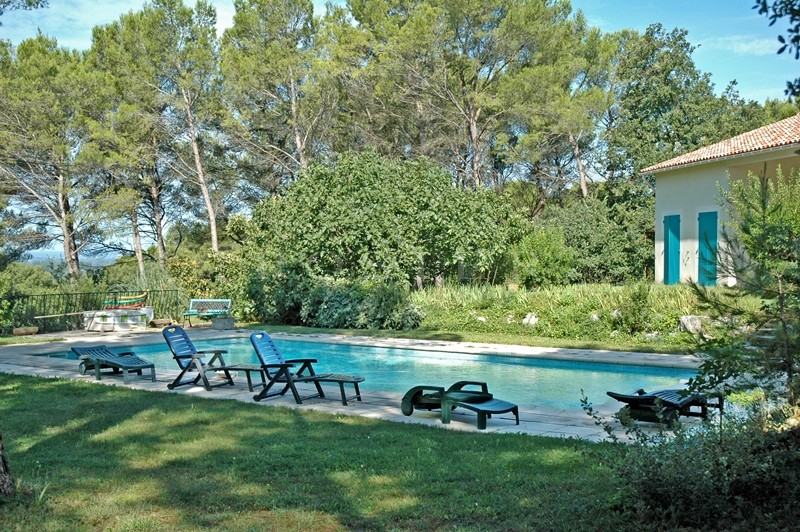 For sale in the Pays des Sorgues, lovely house under the pine trees
