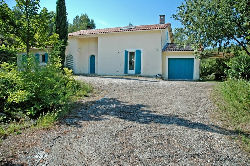 For sale in the Pays des Sorgues, lovely house under the pine trees