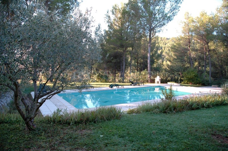 For sale in the Pays des Sorgues, lovely house under the pine trees