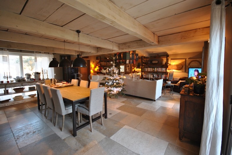 Near a beautiful village in Provence, charming traditional house with landscaped garden, swimming pool and terraces 