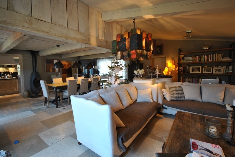 Near a beautiful village in Provence, charming traditional house with landscaped garden, swimming pool and terraces 