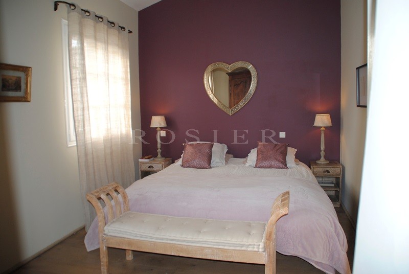 Near a beautiful village in Provence, charming traditional house with landscaped garden, swimming pool and terraces 