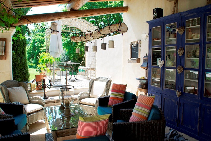 Near a beautiful village in Provence, charming traditional house with landscaped garden, swimming pool and terraces 