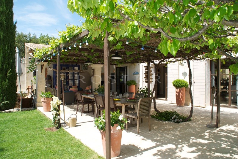 Near a beautiful village in Provence, charming traditional house with landscaped garden, swimming pool and terraces 