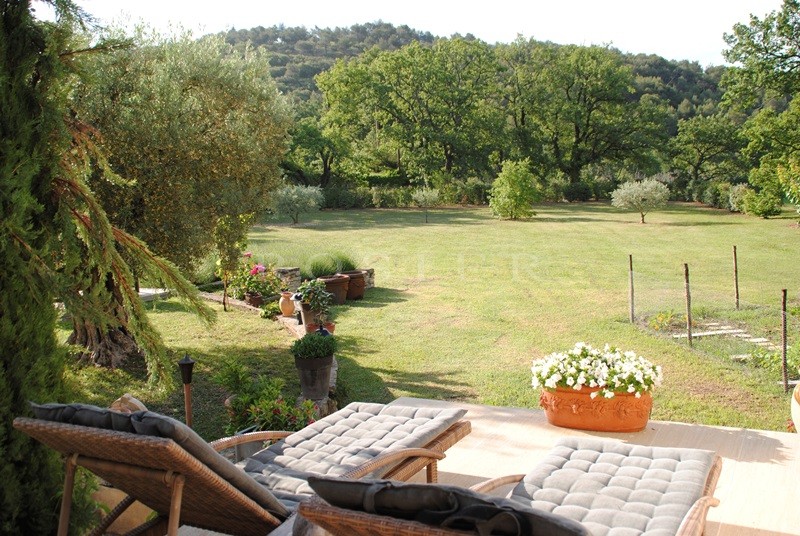 Near a beautiful village in Provence, charming traditional house with landscaped garden, swimming pool and terraces 