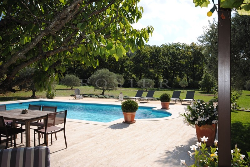 Near a beautiful village in Provence, charming traditional house with landscaped garden, swimming pool and terraces 