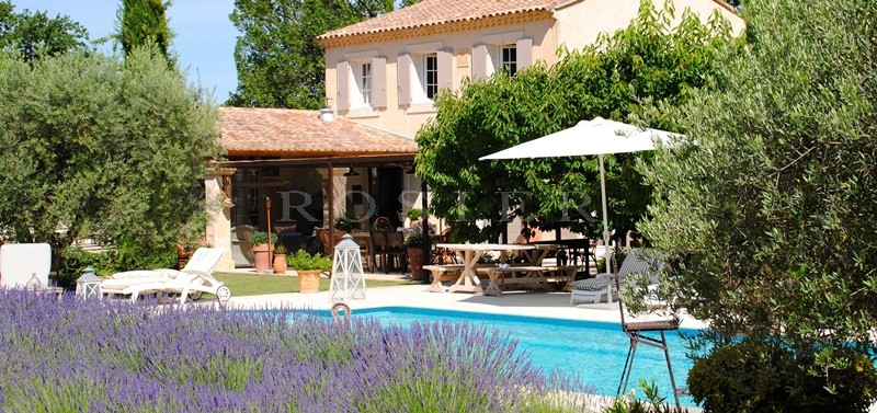 Near a beautiful village in Provence, charming traditional house with landscaped garden, swimming pool and terraces 