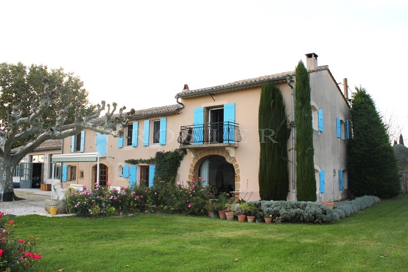 For sale, located at the foot of he Luberon, beautiful provençal farmhouse of the XIXth century with outbuilding, in a mandscaped park
