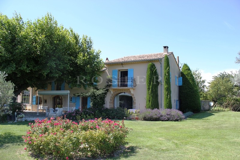 For sale, located at the foot of he Luberon, beautiful provençal farmhouse of the XIXth century with outbuilding, in a mandscaped park