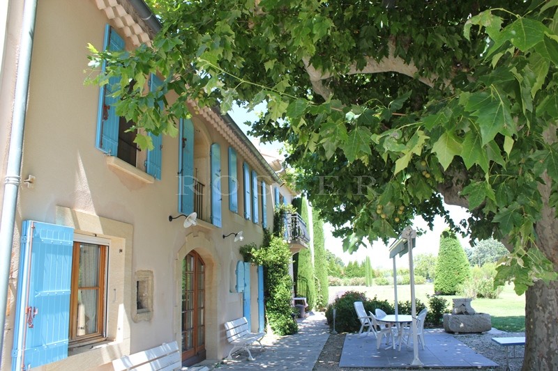 For sale, located at the foot of he Luberon, beautiful provençal farmhouse of the XIXth century with outbuilding, in a mandscaped park
