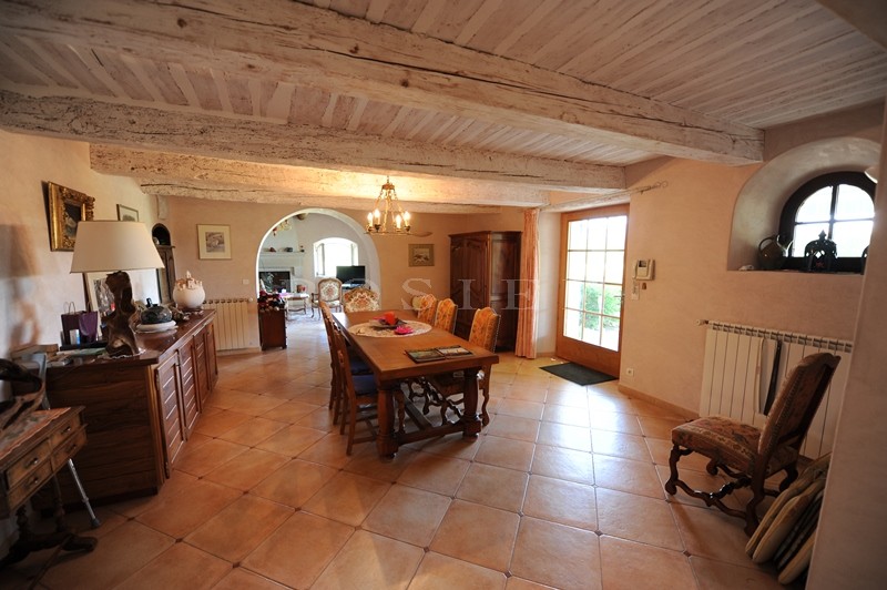 For sale, located at the foot of he Luberon, beautiful provençal farmhouse of the XIXth century with outbuilding, in a mandscaped park