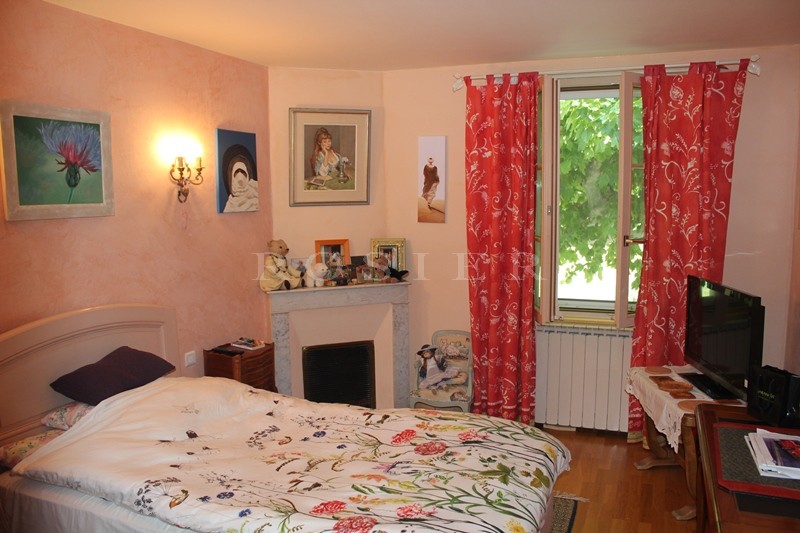 For sale, located at the foot of he Luberon, beautiful provençal farmhouse of the XIXth century with outbuilding, in a mandscaped park
