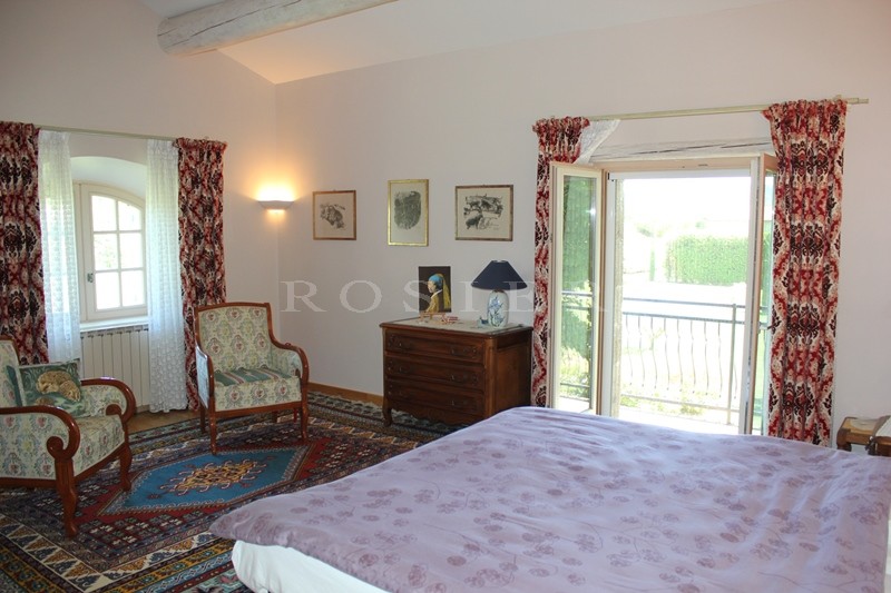 For sale, located at the foot of he Luberon, beautiful provençal farmhouse of the XIXth century with outbuilding, in a mandscaped park