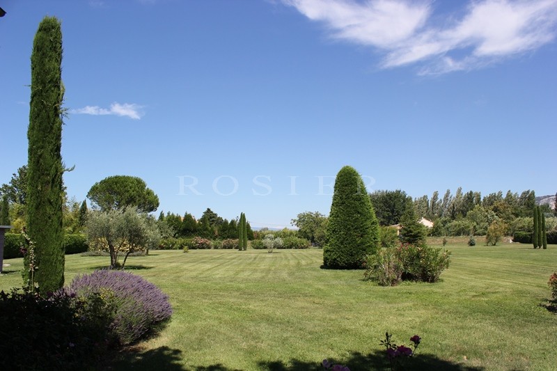 For sale, located at the foot of he Luberon, beautiful provençal farmhouse of the XIXth century with outbuilding, in a mandscaped park