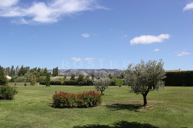 For sale, located at the foot of he Luberon, beautiful provençal farmhouse of the XIXth century with outbuilding, in a mandscaped park