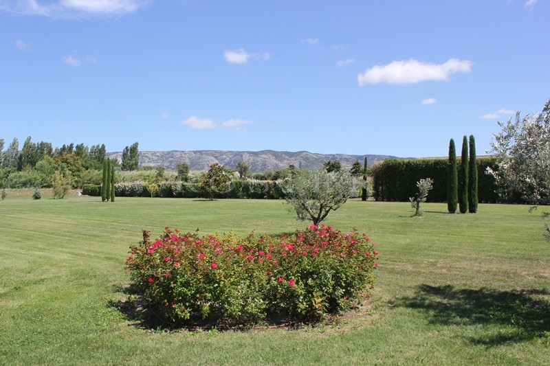 For sale, located at the foot of he Luberon, beautiful provençal farmhouse of the XIXth century with outbuilding, in a mandscaped park