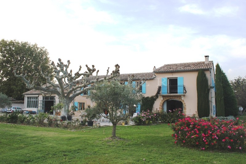 For sale, located at the foot of he Luberon, beautiful provençal farmhouse of the XIXth century with outbuilding, in a mandscaped park