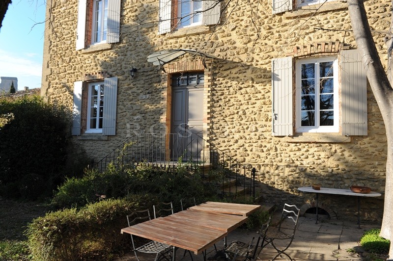 For sale in the area of the Côtes du Rhône, Chateauneuf du Pap, bourgeoise house of the XVIIIth century, tastefully renovated, garden.