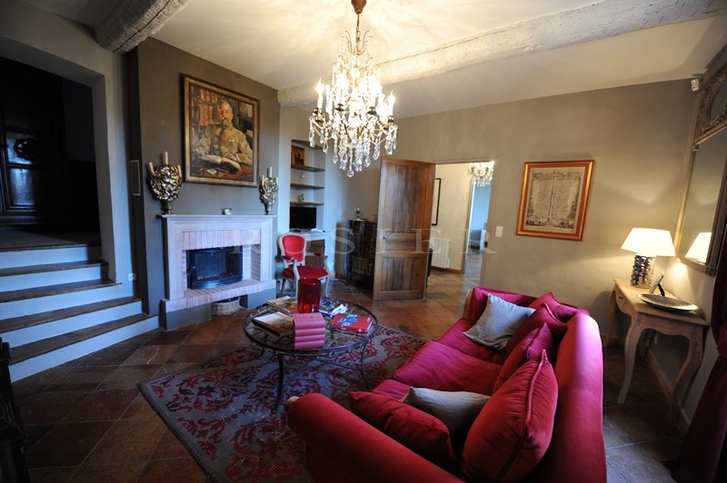 For sale in the area of the Côtes du Rhône, Chateauneuf du Pap, bourgeoise house of the XVIIIth century, tastefully renovated, garden.