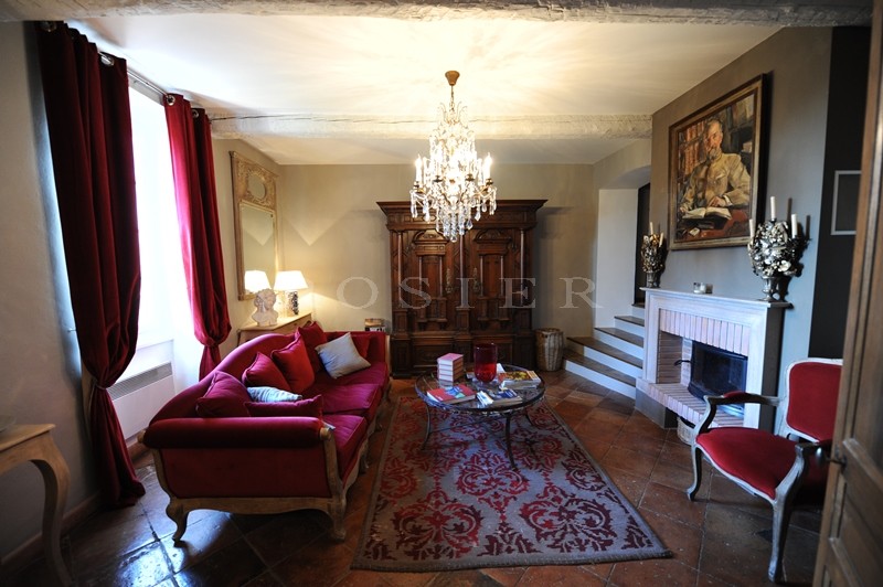 For sale in the area of the Côtes du Rhône, Chateauneuf du Pap, bourgeoise house of the XVIIIth century, tastefully renovated, garden.