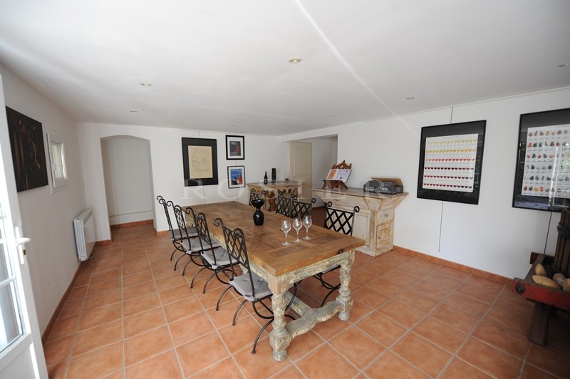 For sale in the area of the Côtes du Rhône, Chateauneuf du Pap, bourgeoise house of the XVIIIth century, tastefully renovated, garden.
