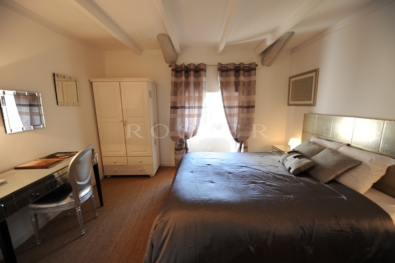 For sale in the area of the Côtes du Rhône, Chateauneuf du Pap, bourgeoise house of the XVIIIth century, tastefully renovated, garden.