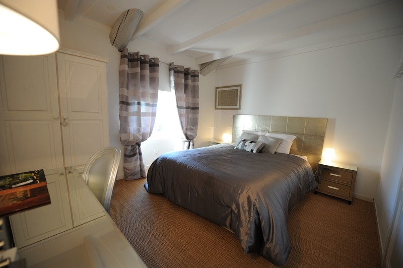For sale in the area of the Côtes du Rhône, Chateauneuf du Pap, bourgeoise house of the XVIIIth century, tastefully renovated, garden.