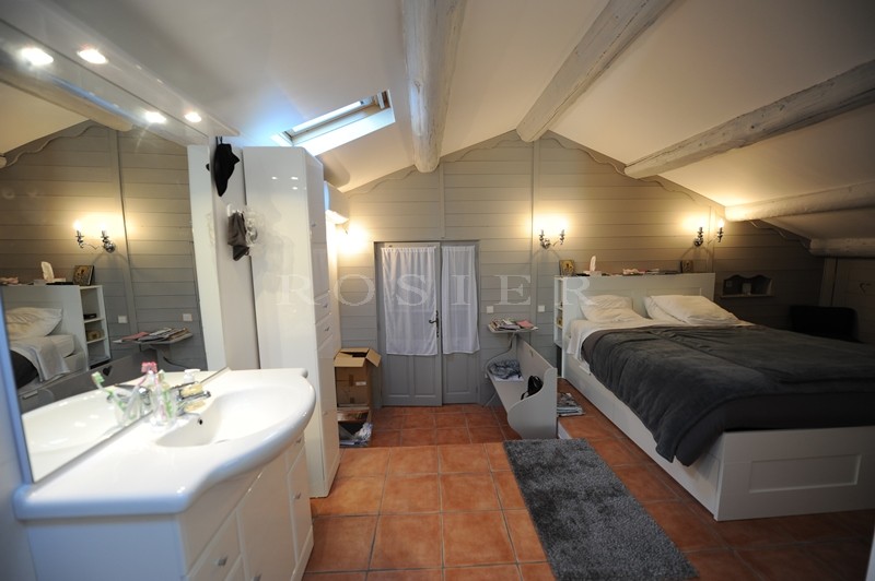 For sale in the area of the Côtes du Rhône, Chateauneuf du Pap, bourgeoise house of the XVIIIth century, tastefully renovated, garden.