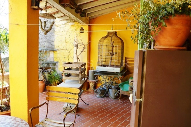 Near the Baux de Provence, comfortable townhouse, very charming and quiet, with shop space and independent apartement