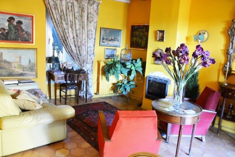Near the Baux de Provence, comfortable townhouse, very charming and quiet, with shop space and independent apartement