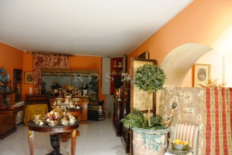 Near the Baux de Provence, comfortable townhouse, very charming and quiet, with shop space and independent apartement