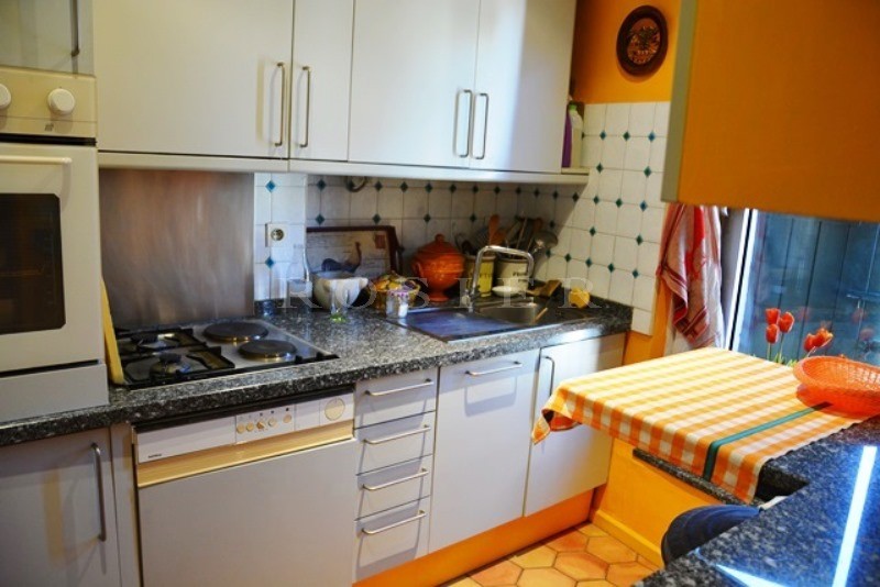 Near the Baux de Provence, comfortable townhouse, very charming and quiet, with shop space and independent apartement