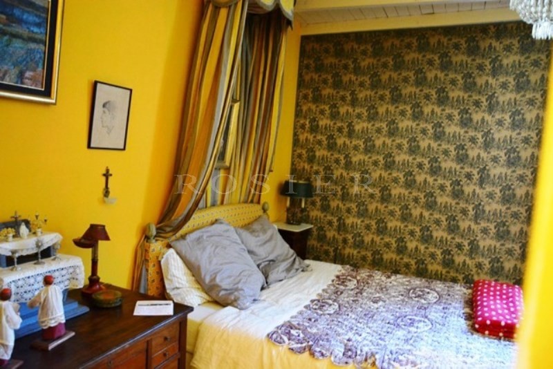 Near the Baux de Provence, comfortable townhouse, very charming and quiet, with shop space and independent apartement