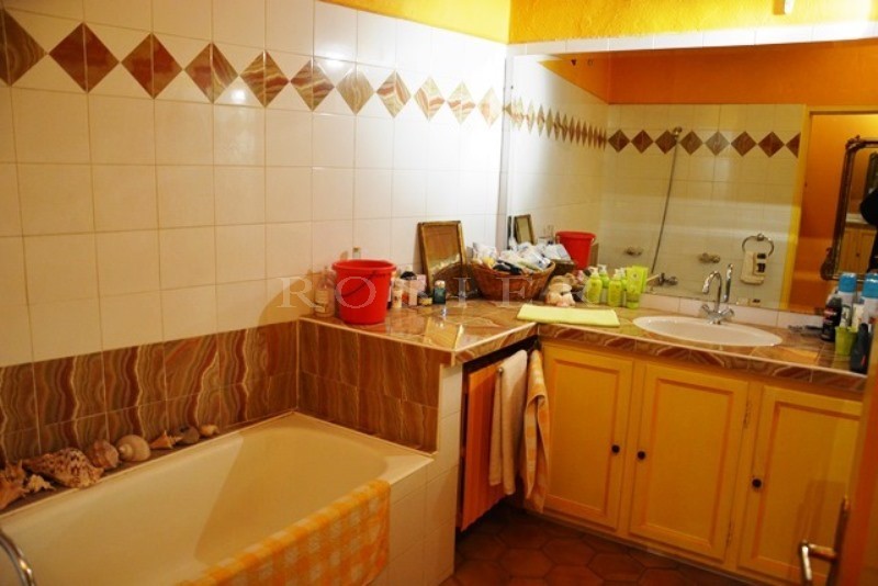 Near the Baux de Provence, comfortable townhouse, very charming and quiet, with shop space and independent apartement