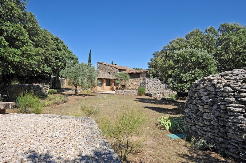 In Gordes, for sale, authentic provençal sheepfold on a beautiful land of 1.2 hectare with swimming pool