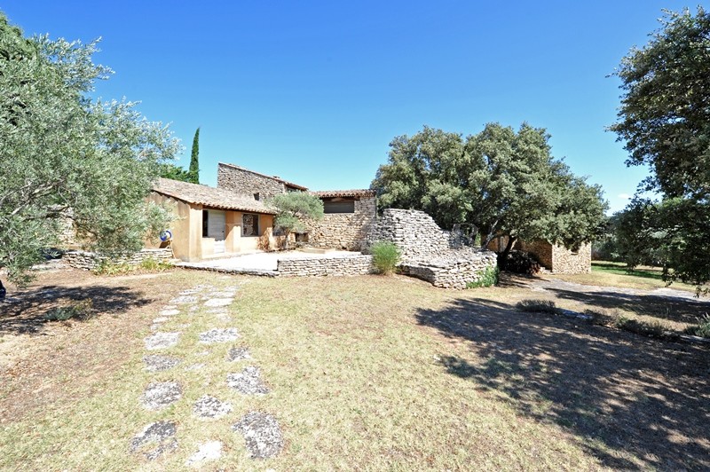 In Gordes, for sale, authentic provençal sheepfold on a beautiful land of 1.2 hectare with swimming pool