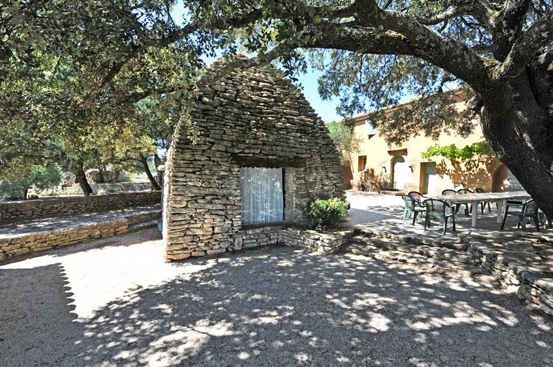 In Gordes, for sale, authentic provençal sheepfold on a beautiful land of 1.2 hectare with swimming pool