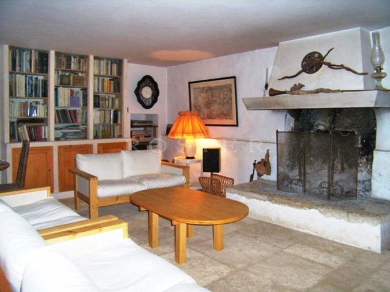 In Gordes, for sale, authentic provençal sheepfold on a beautiful land of 1.2 hectare with swimming pool