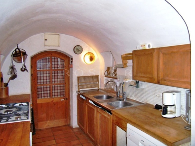 In Gordes, for sale, authentic provençal sheepfold on a beautiful land of 1.2 hectare with swimming pool